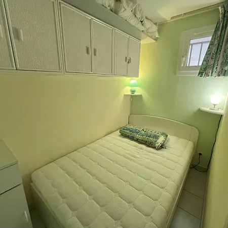 T2 Avec Parking Et Piscine, Proche Commodites - Fr-1-749-73 *